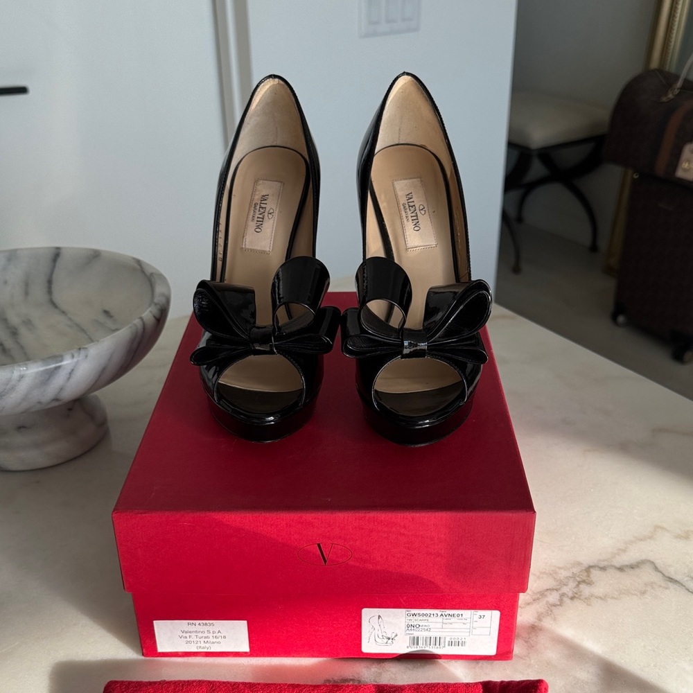 Valentino Garavani peep toe Bow black patent  Peep-Toe Heels